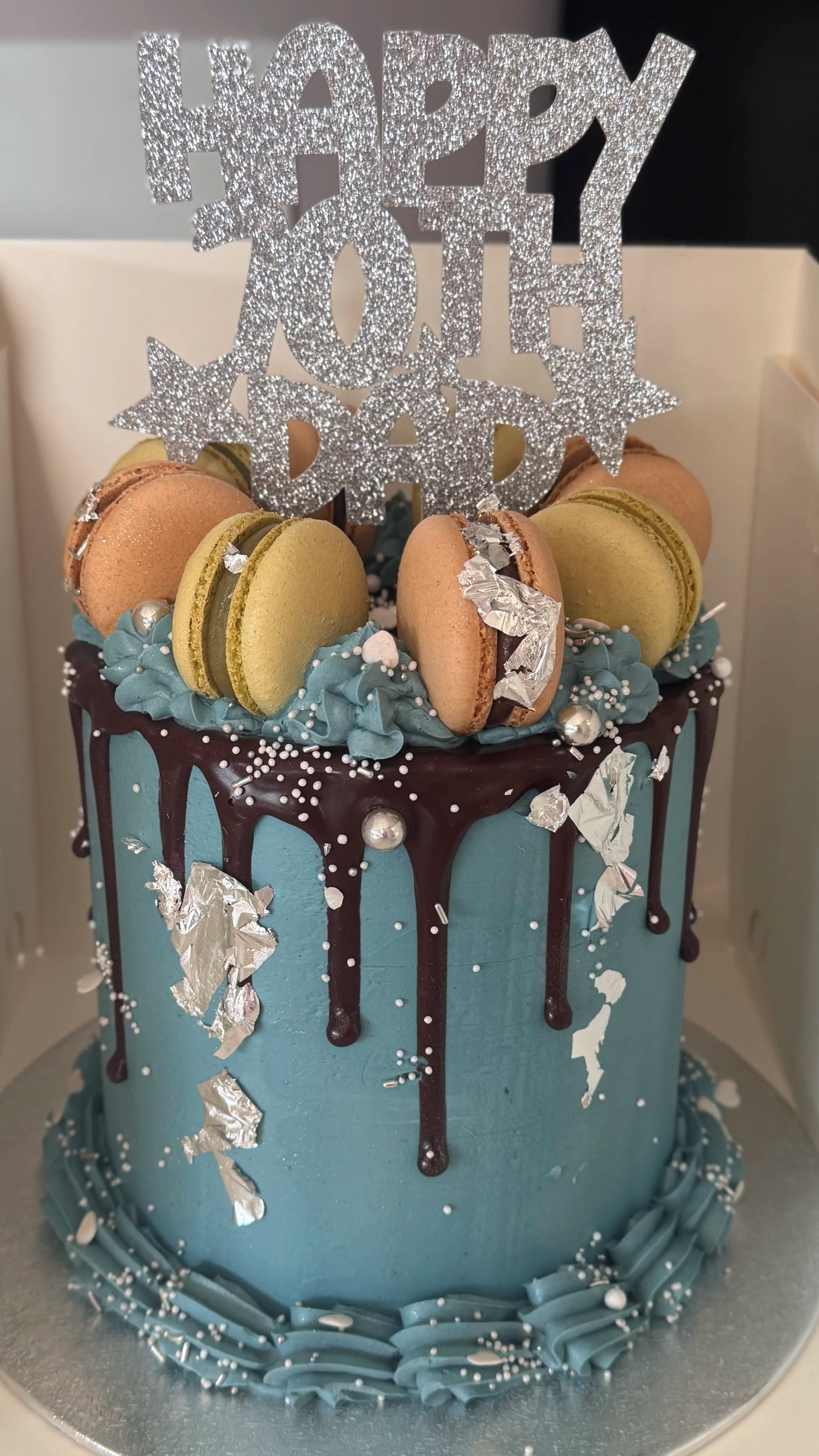Buttercream cake with piping