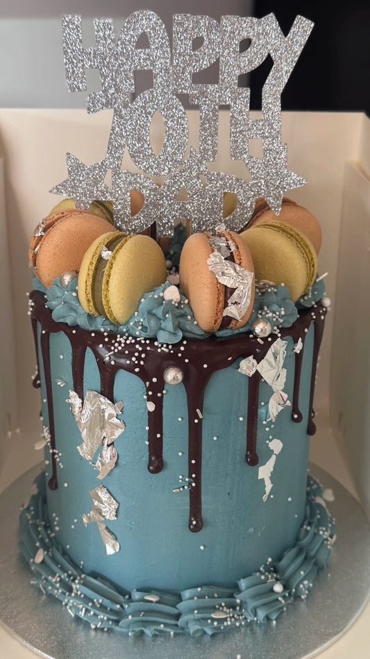 Buttercream cake with piping